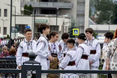 Vatra Dornei, Romanya, 24 Haziran 2024 Genç veya yaşlı, Bucovina 'lı kadın ve erkekler geleneksel Romen kostümleri veya geleneksel Romen gömleklerini Sanzien Günü' nde giydiler