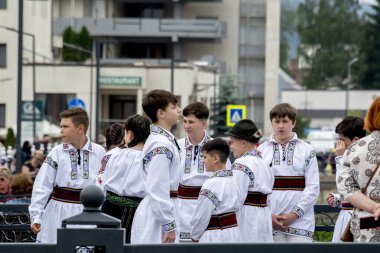 Vatra Dornei, Romanya, 24 Haziran 2024 Genç veya yaşlı, Bucovina 'lı kadın ve erkekler geleneksel Romen kostümleri veya geleneksel Romen gömleklerini Sanzien Günü' nde giydiler