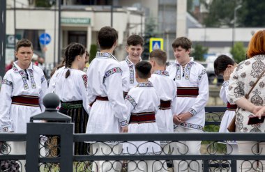 Vatra Dornei, Romanya, 24 Haziran 2024 Genç veya yaşlı, Bucovina 'lı kadın ve erkekler geleneksel Romen kostümleri veya geleneksel Romen gömleklerini Sanzien Günü' nde giydiler