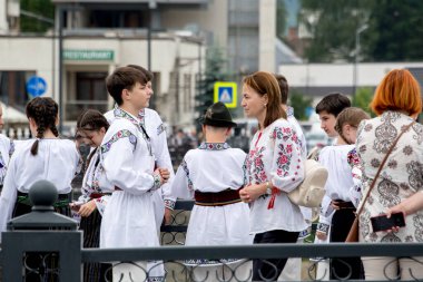 Vatra Dornei, Romanya, 24 Haziran 2024 Genç veya yaşlı, Bucovina 'lı kadın ve erkekler geleneksel Romen kostümleri veya geleneksel Romen gömleklerini Sanzien Günü' nde giydiler