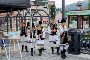 Vatra Dornei, Romanya, 24 Haziran 2024 Genç veya yaşlı, Bucovina 'lı kadın ve erkekler geleneksel Romen kostümleri veya geleneksel Romen gömleklerini Sanzien Günü' nde giydiler