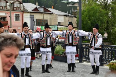 Vatra Dornei, Romanya, 24 Haziran 2024 Genç veya yaşlı, Bucovina 'lı kadın ve erkekler geleneksel Romen kostümleri veya geleneksel Romen gömleklerini Sanzien Günü' nde giydiler