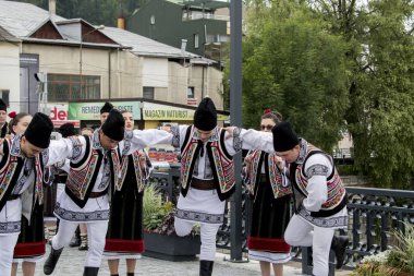 Vatra Dornei, Romanya, 24 Haziran 2024 Genç veya yaşlı, Bucovina 'lı kadın ve erkekler geleneksel Romen kostümleri veya geleneksel Romen gömleklerini Sanzien Günü' nde giydiler