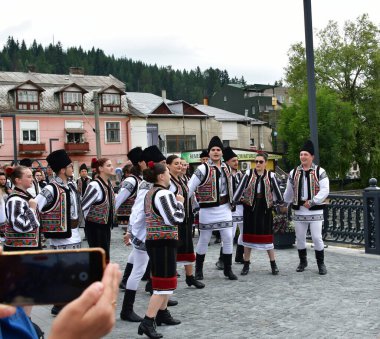 Vatra Dornei, Romanya, 24 Haziran 2024 Genç veya yaşlı, Bucovina 'lı kadın ve erkekler geleneksel Romen kostümleri veya geleneksel Romen gömleklerini Sanzien Günü' nde giydiler