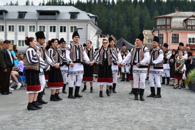 Vatra Dornei, Romanya, 24 Haziran 2024 Genç veya yaşlı, Bucovina 'lı kadın ve erkekler geleneksel Romen kostümleri veya geleneksel Romen gömleklerini Sanzien Günü' nde giydiler