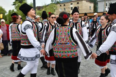 Vatra Dornei, Romanya, 24 Haziran 2024 Genç veya yaşlı, Bucovina 'lı kadın ve erkekler geleneksel Romen kostümleri veya geleneksel Romen gömleklerini Sanzien Günü' nde giydiler