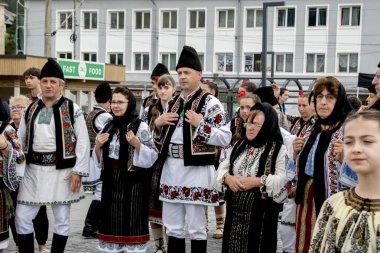 Vatra Dornei, Romanya, 24 Haziran 2024 Genç veya yaşlı, Bucovina 'lı kadın ve erkekler geleneksel Romen kostümleri veya geleneksel Romen gömleklerini Sanzien Günü' nde giydiler
