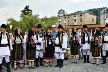 Vatra Dornei, Romanya, 24 Haziran 2024 Genç veya yaşlı, Bucovina 'lı kadın ve erkekler geleneksel Romen kostümleri veya geleneksel Romen gömleklerini Sanzien Günü' nde giydiler