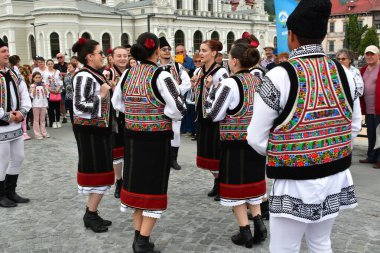 Vatra Dornei, Romanya, 24 Haziran 2024 Genç veya yaşlı, Bucovina 'lı kadın ve erkekler geleneksel Romen kostümleri veya geleneksel Romen gömleklerini Sanzien Günü' nde giydiler