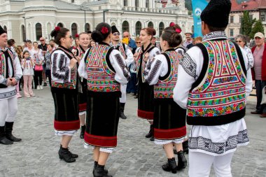 Vatra Dornei, Romanya, 24 Haziran 2024 Genç veya yaşlı, Bucovina 'lı kadın ve erkekler geleneksel Romen kostümleri veya geleneksel Romen gömleklerini Sanzien Günü' nde giydiler