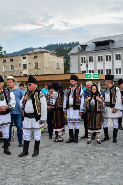 Vatra Dornei, Romanya, 24 Haziran 2024 Genç veya yaşlı, Bucovina 'lı kadın ve erkekler geleneksel Romen kostümleri veya geleneksel Romen gömleklerini Sanzien Günü' nde giydiler