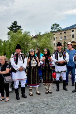 Vatra Dornei, Romanya, 24 Haziran 2024 Genç veya yaşlı, Bucovina 'lı kadın ve erkekler geleneksel Romen kostümleri veya geleneksel Romen gömleklerini Sanzien Günü' nde giydiler