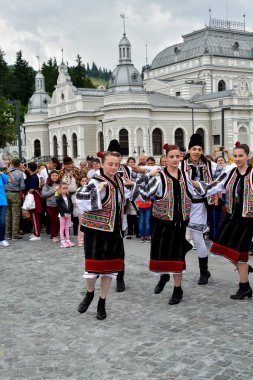 Vatra Dornei, Romanya, 24 Haziran 2024 Genç veya yaşlı, Bucovina 'lı kadın ve erkekler geleneksel Romen kostümleri veya geleneksel Romen gömleklerini Sanzien Günü' nde giydiler