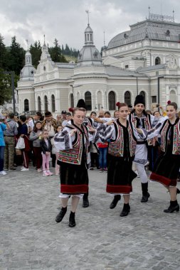 Vatra Dornei, Romanya, 24 Haziran 2024 Genç veya yaşlı, Bucovina 'lı kadın ve erkekler geleneksel Romen kostümleri veya geleneksel Romen gömleklerini Sanzien Günü' nde giydiler