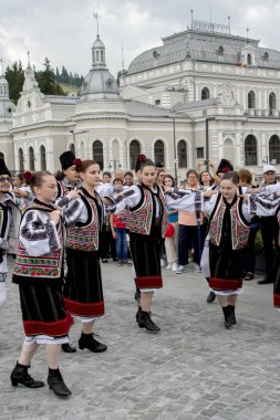 Vatra Dornei, Romanya, 24 Haziran 2024 Genç veya yaşlı, Bucovina 'lı kadın ve erkekler geleneksel Romen kostümleri veya geleneksel Romen gömleklerini Sanzien Günü' nde giydiler