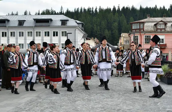 Vatra Dornei, Romanya, 24 Haziran 2024 Genç veya yaşlı, Bucovina 'lı kadın ve erkekler geleneksel Romen kostümleri veya geleneksel Romen gömleklerini Sanzien Günü' nde giydiler