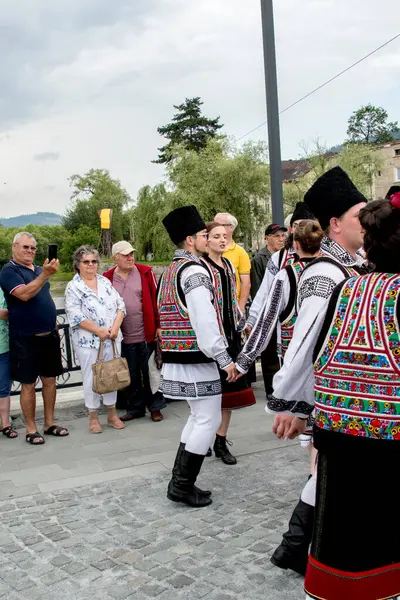 Vatra Dornei, Romanya, 24 Haziran 2024 Genç veya yaşlı, Bucovina 'lı kadın ve erkekler geleneksel Romen kostümleri veya geleneksel Romen gömleklerini Sanzien Günü' nde giydiler