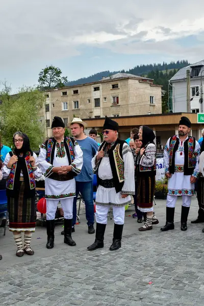 Vatra Dornei, Romanya, 24 Haziran 2024 Genç veya yaşlı, Bucovina 'lı kadın ve erkekler geleneksel Romen kostümleri veya geleneksel Romen gömleklerini Sanzien Günü' nde giydiler