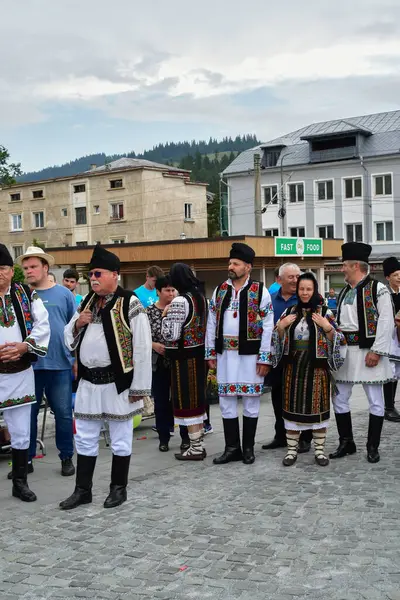 Vatra Dornei, Romanya, 24 Haziran 2024 Genç veya yaşlı, Bucovina 'lı kadın ve erkekler geleneksel Romen kostümleri veya geleneksel Romen gömleklerini Sanzien Günü' nde giydiler