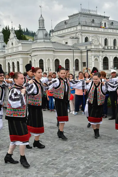 Vatra Dornei, Romanya, 24 Haziran 2024 Genç veya yaşlı, Bucovina 'lı kadın ve erkekler geleneksel Romen kostümleri veya geleneksel Romen gömleklerini Sanzien Günü' nde giydiler