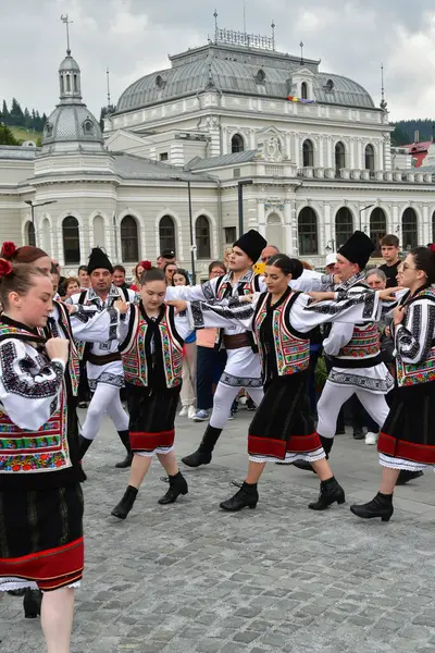 Vatra Dornei, Romanya, 24 Haziran 2024 Genç veya yaşlı, Bucovina 'lı kadın ve erkekler geleneksel Romen kostümleri veya geleneksel Romen gömleklerini Sanzien Günü' nde giydiler