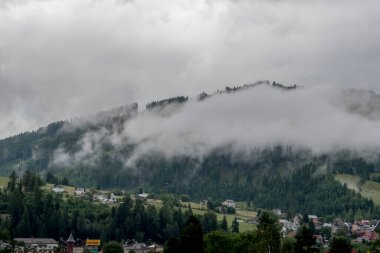 Dağlara ve bulutlara bak.