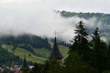 Tepeden, dağlardaki bir kiliseye manzara. yüksek kaliteli fotoğraf