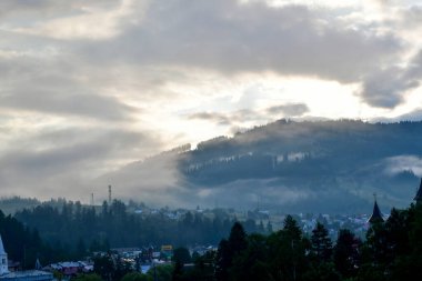 Dağların ardında güzel bir gün batımı