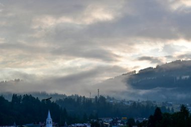 Sonbaharda Karpat dağlarında gün batımı