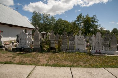 Vadi Kilisesi 'nden Aninisul, 1800 yılında vaiz Stefan Besteleie tarafından kurulan tarihi bir eser olan Romanya' nın Aninisul din vadisinde yer alan St. Pious Parascheva 'ya adanmış bir Ortodoks kilisesidir.