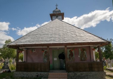 Vadi Kilisesi 'nden Aninisul, 1800 yılında vaiz Stefan Besteleie tarafından kurulan tarihi bir eser olan Romanya' nın Aninisul din vadisinde yer alan St. Pious Parascheva 'ya adanmış bir Ortodoks kilisesidir.