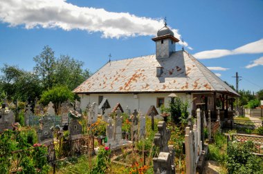 Vadi Kilisesi 'nden Aninisul, 1800 yılında vaiz Stefan Besteleie tarafından kurulan tarihi bir eser olan Romanya' nın Aninisul din vadisinde yer alan St. Pious Parascheva 'ya adanmış bir Ortodoks kilisesidir.