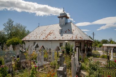 Vadi Kilisesi 'nden Aninisul, 1800 yılında vaiz Stefan Besteleie tarafından kurulan tarihi bir eser olan Romanya' nın Aninisul din vadisinde yer alan St. Pious Parascheva 'ya adanmış bir Ortodoks kilisesidir.