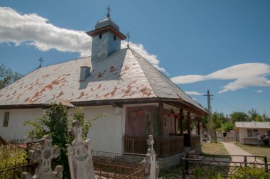 Vadi Kilisesi 'nden Aninisul, 1800 yılında vaiz Stefan Besteleie tarafından kurulan tarihi bir eser olan Romanya' nın Aninisul din vadisinde yer alan St. Pious Parascheva 'ya adanmış bir Ortodoks kilisesidir.