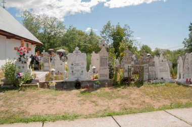 Vadi Kilisesi 'nden Aninisul, 1800 yılında vaiz Stefan Besteleie tarafından kurulan tarihi bir eser olan Romanya' nın Aninisul din vadisinde yer alan St. Pious Parascheva 'ya adanmış bir Ortodoks kilisesidir.