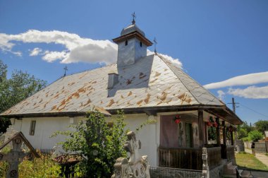 Vadi Kilisesi 'nden Aninisul, 1800 yılında vaiz Stefan Besteleie tarafından kurulan tarihi bir eser olan Romanya' nın Aninisul din vadisinde yer alan St. Pious Parascheva 'ya adanmış bir Ortodoks kilisesidir.