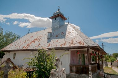 Vadi Kilisesi 'nden Aninisul, 1800 yılında vaiz Stefan Besteleie tarafından kurulan tarihi bir eser olan Romanya' nın Aninisul din vadisinde yer alan St. Pious Parascheva 'ya adanmış bir Ortodoks kilisesidir.