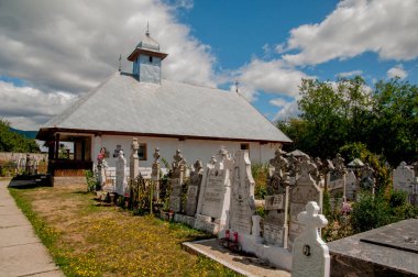 Vadi Kilisesi 'nden Aninisul, 1800 yılında vaiz Stefan Besteleie tarafından kurulan tarihi bir eser olan Romanya' nın Aninisul din vadisinde yer alan St. Pious Parascheva 'ya adanmış bir Ortodoks kilisesidir.