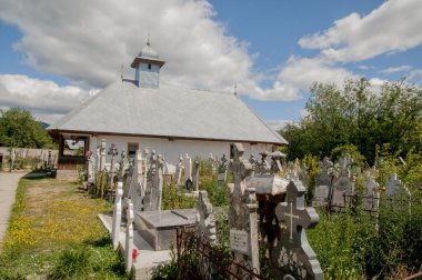 Vadi Kilisesi 'nden Aninisul, 1800 yılında vaiz Stefan Besteleie tarafından kurulan tarihi bir eser olan Romanya' nın Aninisul din vadisinde yer alan St. Pious Parascheva 'ya adanmış bir Ortodoks kilisesidir.