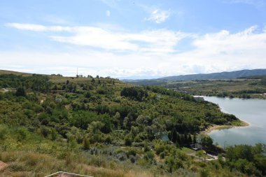 Dağlarda gölü olan güzel bir manzara.