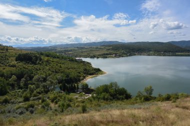 Dağlarda nehri olan güzel bir manzara.