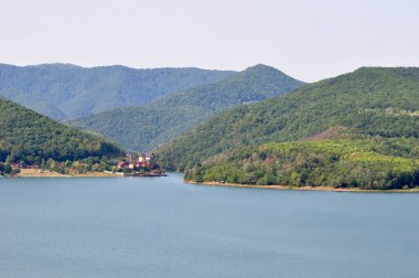 Dağlarda göl