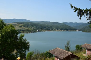 Dağlarda göl
