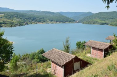 Dağlardaki köyün eski evi.