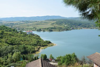 Dağlarda gölü olan güzel bir manzara.
