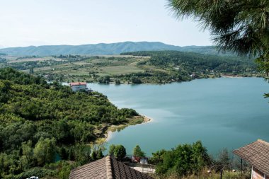 Dağlardaki Vivigrad köyündeki nehrin panoramik manzarası.