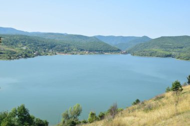 Dağlarda göl
