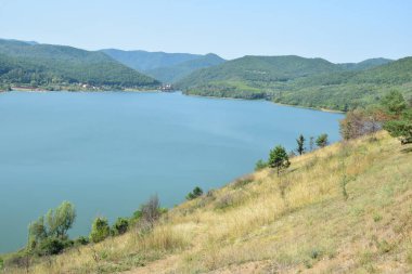 Dağlarda göl.