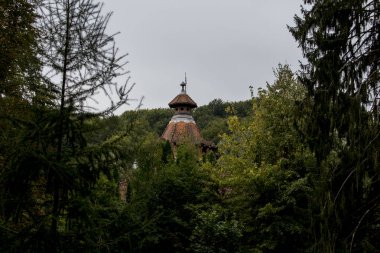 Ormanda küçük bir kilise.