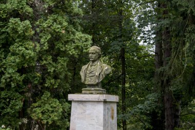 Kadın ve erkeğin heykeli..